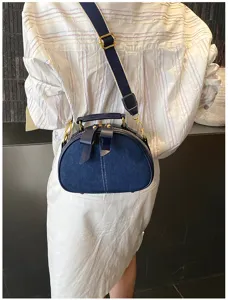 Modische Jeans-Umhängetasche mit Schleifendetail und robustem Gurt für den Alltag.