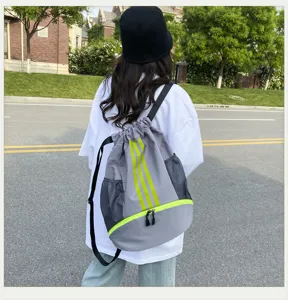 Grauer Kordelzug Sport Rucksack fuer Fitness und Reisen mit neon gelben Streifen Detail.