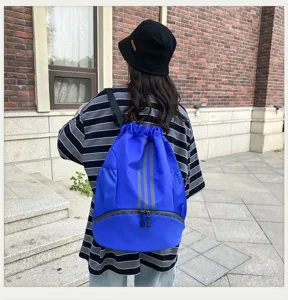 Blauer Kordelzug Sport Fitness Rucksack mit unterem Reißverschlussfach für bequeme Aufbewahrung.