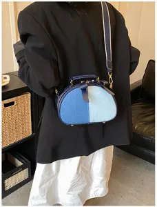 Detailaufnahme der Jeans Patchwork Umhängetasche, stilvolle Schultertasche mit Griff und Schleife.