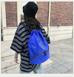 Blauer Kordelzug Sportrucksack mit Schuhfach und Netztaschen für Fitness und Reisen.
