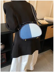 Detailaufnahme einer stylischen Patchwork Jeans Umhängetasche, perfekt für den Alltag.