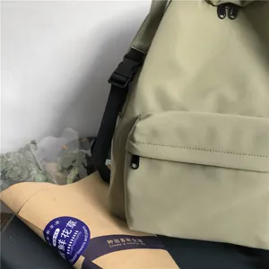 Nylon Rucksack Detailansicht, einfarbige Schultasche Nahaufnahme, Vordertasche und Riemen.