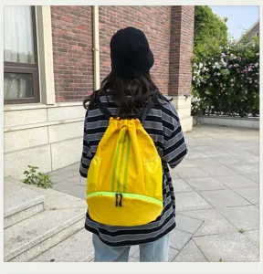 Gelber Kordelzug-Rucksack mit vertikalen grünen Streifen, ideal für Sport, Fitness, Reisen.