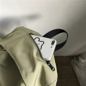 Detailansicht eines leichten Freizeitrucksacks aus Nylon mit praktischer vorderer Tasche.