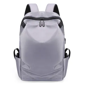 Détail de sac à dos gris minimaliste avec tissu durable, fermetures éclair lisses et grand espace.