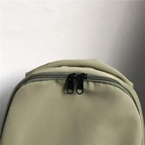 Detailaufnahme vom oberen Reissverschluss des einfarbigen leichten Nylon-Rucksacks.