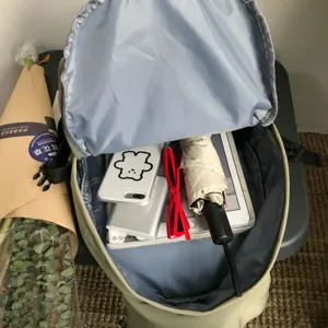 Rucksack Innendetail zeigt großes Fassungsvermögen und Fächer für tägliche Reiseutensilien.