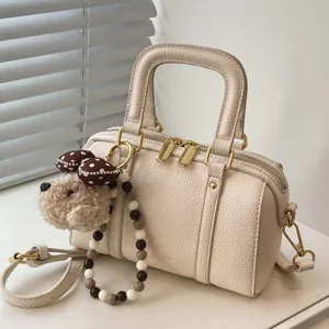 Beige Handtasche aus Narbenleder Retro Kissenform Umhängetasche mit Hundezubehör Hauptansicht