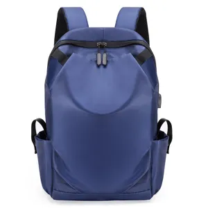 Gros plan détaillé du sac à dos étanche bleu durable avec fermeture éclair et poches latérales.