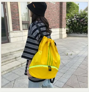 Gelber Kordelzug Rucksack Sporttasche Turnbeutel mit Bodenfach und seitlichen Netztaschen.