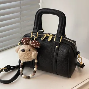 Schwarze Litchi-Textur Retro Boston Tasche mit Bärenanhänger, stilvolle Umhängetasche für Damen.