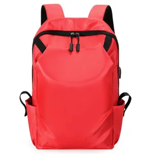 Détail de sac à dos rouge avec port USB et tissu résistant pour le travail et les loisirs.