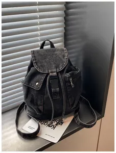 Sac à dos en denim décontracté pour femme, grande capacité et style élégant pour l'école.