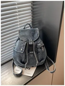 Sac à dos en denim décontracté pour femme, grand sac d'école élégant avec poches multiples.