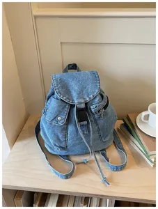 Vue détaillée de sac à dos en jean décontracté, grand sac fourre-tout en toile pour école.