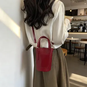 Stylish women's woven bucket bag, chic leather handbag and single shoulder bag for daily fashion.