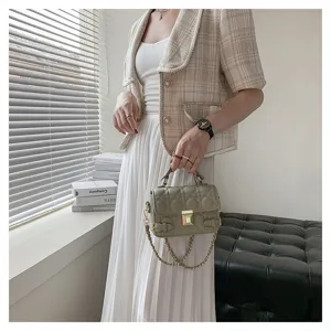 Elegant quilted chain shoulder bag for women, stylish crossbody handbag with classic design.