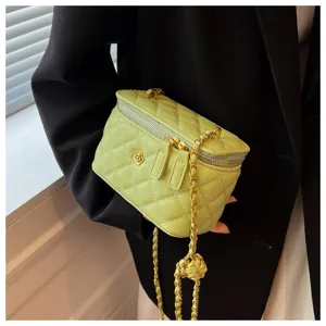 Light green quilted chain box bag detail, elegant shoulder crossbody bag for women.