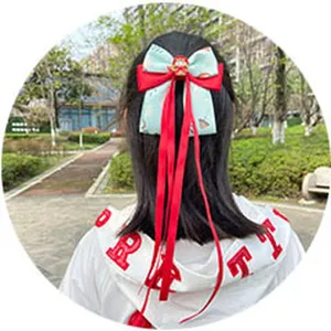 Bonita pinza de pelo con lazo y cintas rojas, accesorio encantador para niñas.