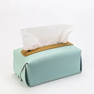 Gros plan détaillé de la boîte à mouchoirs en cuir bleu clair, déco de bureau.