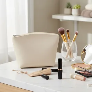 Vista detallada del elegante bolso cosmético de cuero PU beige con accesorios.