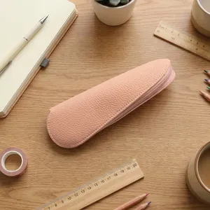 Estuche de cuero texturizado rosa y caja de almacenamiento de brochas vista de detalle