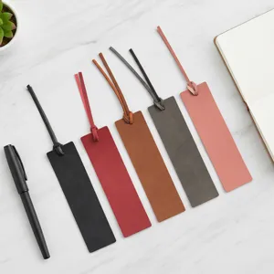 Detaillierte Ansicht minimalistischer Lederlesezeichen mit fünf bunten Vintage Schreibwaren.