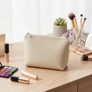 Bolsa de maquillaje de cuero PU beige, elegante organizador de artículos de tocador de viaje con cierre.