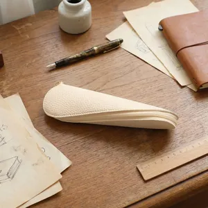Estuche de cuero portátil y bolsa para pinceles de maquillaje con diseño triangular elegante.