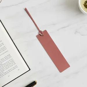 Minimalistisches PU Leder Lesezeichen Detailansicht mit Hängeschlaufe auf Marmor.