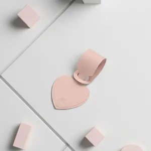 Preciosa etiqueta de equipaje de cuero rosa en forma de corazón para las maletas.