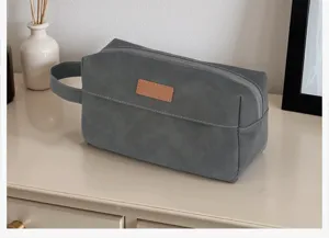 Detailansicht der Retro PU Leder wasserdichten Kulturtasche mit seitlichem Griff und Reißverschluss.