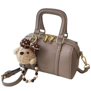 Retro Litchi Textur Kissenhandtasche mit süßem Bärenanhänger, lässige Umhängetasche.