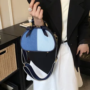 Blaue Jeans Patchwork Umhängetasche für Damen mit schöner Schleife und breitem Gurt.