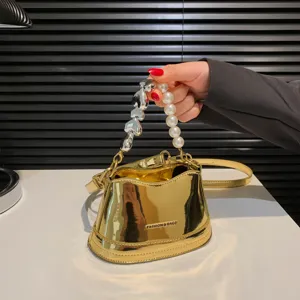 Glänzende goldene Eimerhandtasche mit Herz- und Perlenperlen-Griff modische Umhängetasche.