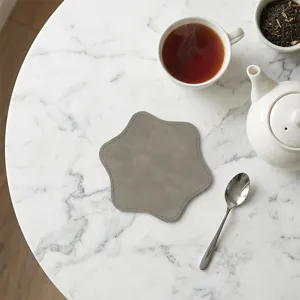 Elegante grijze PU leren onderzetter, waterdichte hexagonale tafelmat voor thuisdecoratie.