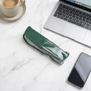 Minimalistisches transparentes Federmäppchen Schreibwarentasche Detailansicht mit PVC Fenster.