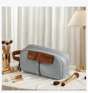 Klassische Denim Kosmetiktasche Detailansicht, strapazierfähiger Stoff und Lederakzente.