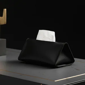 Dettaglio in primo piano del porta fazzoletti triangolare in pelle nera, finiture curate.