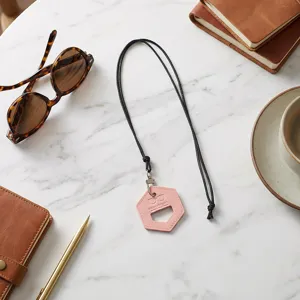 Draagbare brillenketting met roze lederen houder,valbestendig koord voor zonnebrillen onderweg.