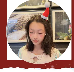 Detalle de primer plano de la linda pinza de pelo de mini gorro navideño con peluche.