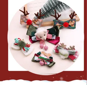 Detailansicht der Weihnachtshaarspangen mit süßem Rentiergeweih, Karoschleifen und Plüschbären.