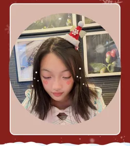 Primer plano detallado de la bonita mini pinza para el pelo con sombrero de Navidad.