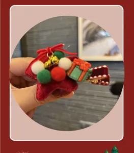 Weihnachten Kinder Haarklammer Detail mit festlichen Pompoms, Schleifen und Glocken.