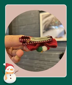 Nahaufnahme der Weihnachts Schleife Haarklamm Rückseite mit Metall Clip und Glöckchen.