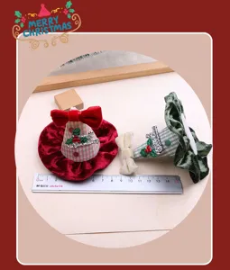 Detailaufnahme von Weihnachtsmütze Haargummis und Schleifen Accessoires für DIY und Deko.