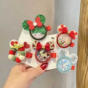 Detailansicht süßer Weihnachtsklammern mit Micky-Ohren und festlichen Motiven für Kinder.