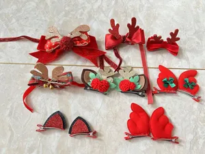 Vue détaillée de l'ensemble de pinces à cheveux de Noël pour enfants, avec bois de renne.
