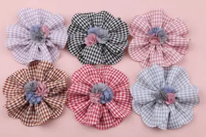 Detalle de las cintas de pelo de flores de tela con bonitos patrones de cuadros y acentos de color.